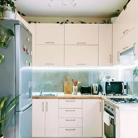 Stylish Retreat With Balcony! Steps To Seafront *