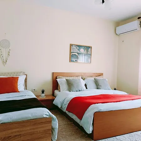 Stylish Retreat With Balcony! Steps To Seafront アパート Vlorë