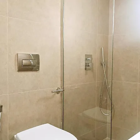 Apartment Stylish Retreat With Balcony! Steps To Seafront Vlorë